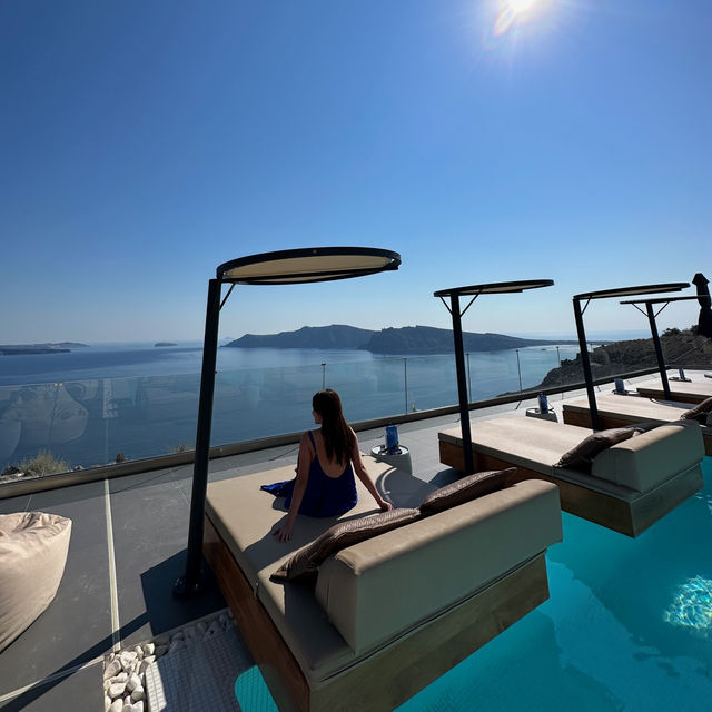 希臘聖托里尼 🇬🇷｜坐在泳池邊面向愛琴海🥰