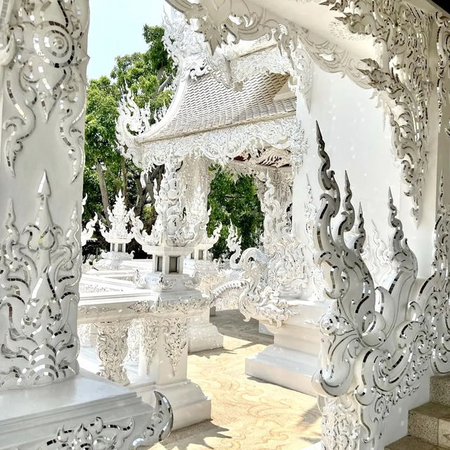 🤍 Getting lost in this intriguing White Temple 😍