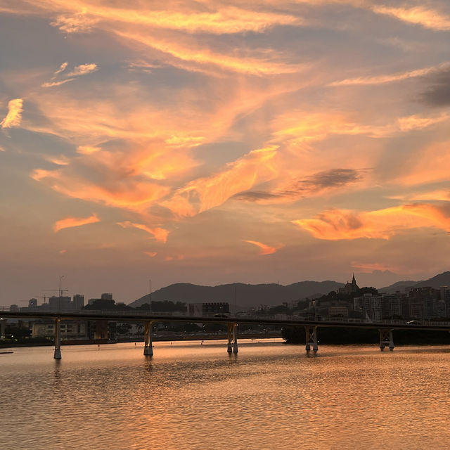 陶醉在澳門，少不了看一次海旁夕陽美景^-^