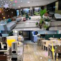 高雄四星級飯店，附近有餐廳和停車場