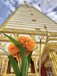 มาชมความงดงามของพระธาตุและพญานาคสีรุ้ง