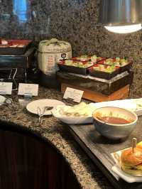 杜拜香格裡拉酒店42樓club lounge：美景，happy hour及早餐服務水準之上