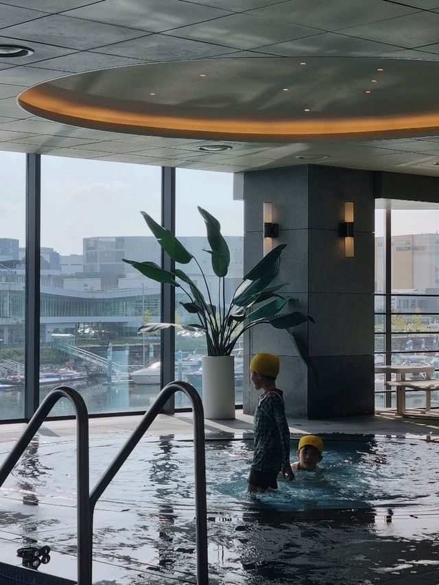 마리나 감상은 공짜! 뷰맛집 호텔 수영장👍