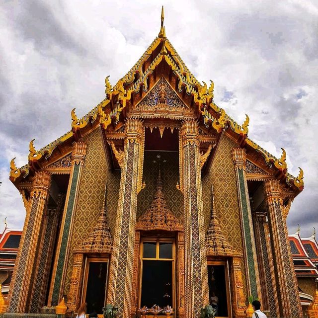 ชมศิลปะไทยผสมตะวันตก ณ วัดราชบพิธฯ