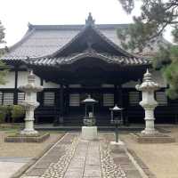 魅力的な庭園のある神社