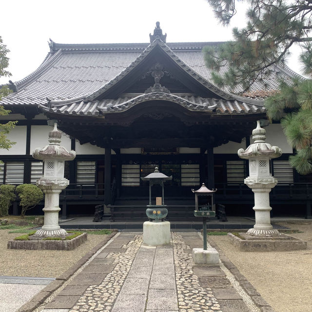 魅力的な庭園のある神社
