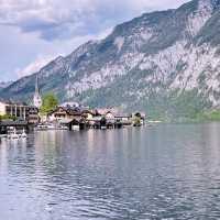 「奧地利最受歡迎的湖泊」- 哈爾施塔特湖，泛舟湖上欣賞湖景