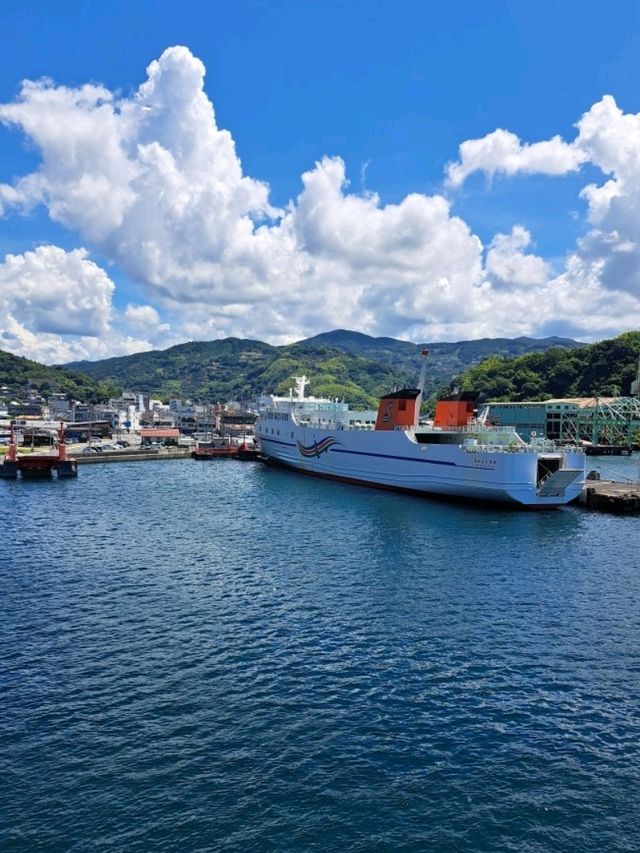 【宇和島運輸フェリー:愛媛県八幡浜港→大分県臼杵港行】快晴に白い雲と青い海が輝く✨