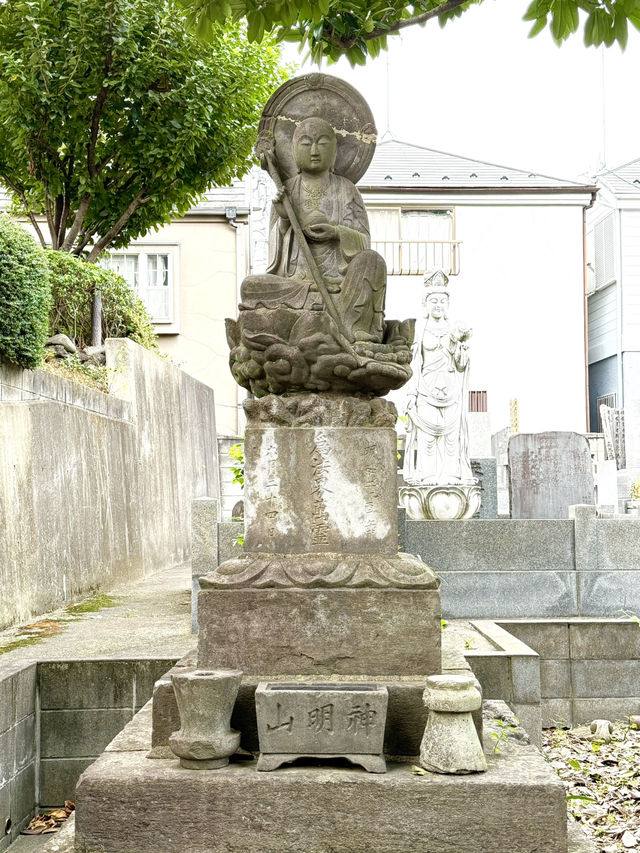 【東京都】白い狐の霊石を祀る神社