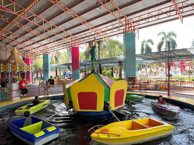 AMAZING ADVENTURE SMALL WORLD