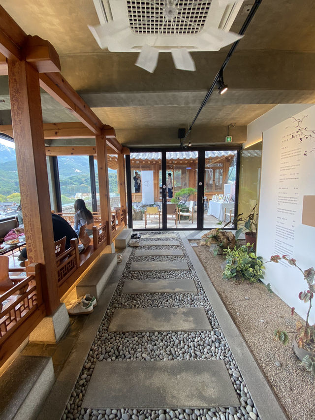 Café with Beautiful Hanok Village View