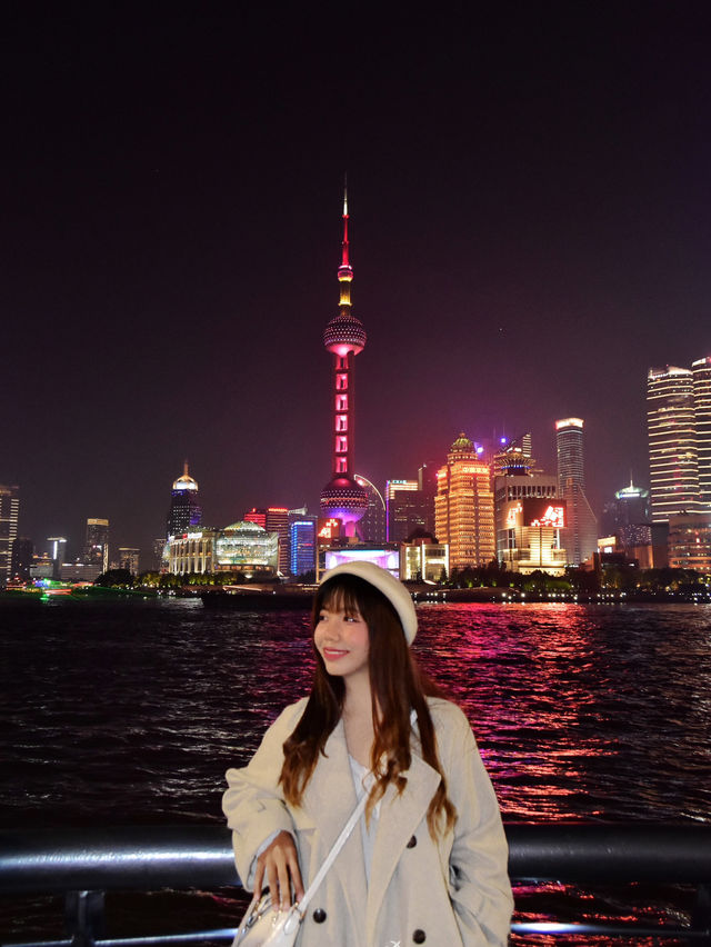 ถ่ายรูปชมแสงยามค่ำคืนที่ The Bund