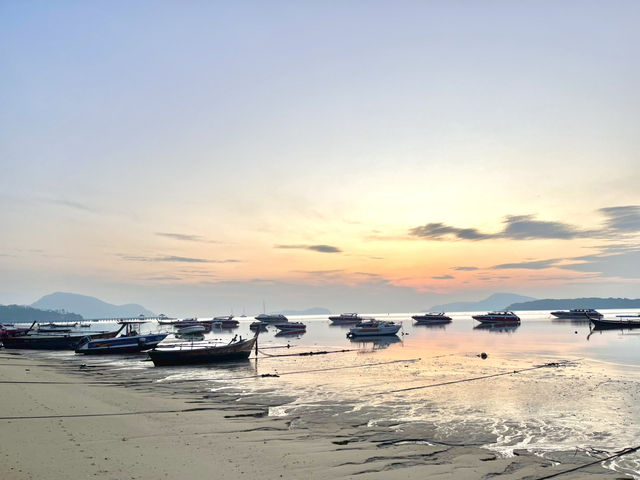 “หาดราไวย์”หาดท่าเรือประมงอันเงียบสงบ จ.ภูเก็ต