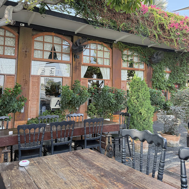 Adamus Cafe by the River ฮาลาล