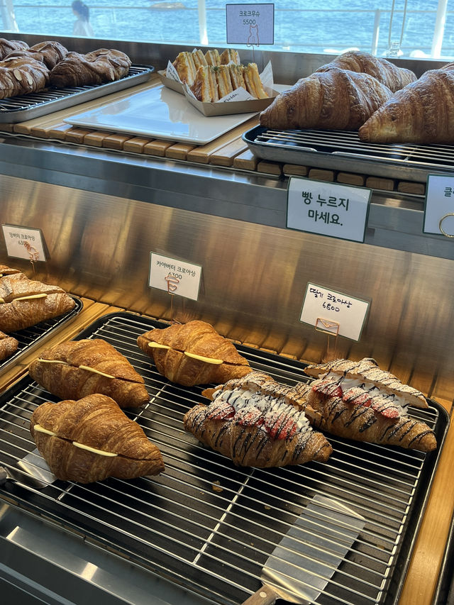 창문 넘어 탁 트인 바다뷰를 볼 수 있는 경주 오션뷰 카페 창문 넘어 탁 트인 바다뷰를 볼 수 있는 경주 오션뷰 카페