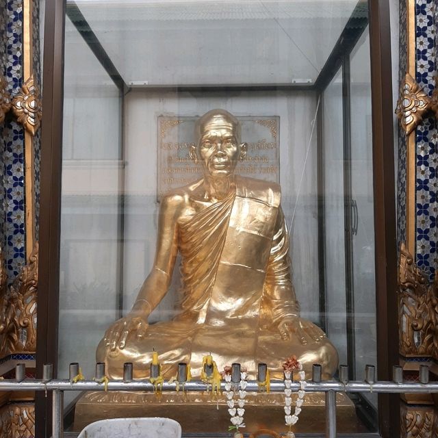 สักการะหลวงพ่อพระบางประสิทธิโชค ที่วัดเอี่ยมวรนุช