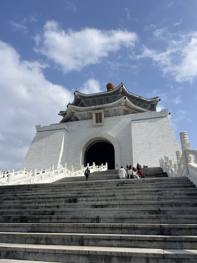 Guide to Visiting Chiang Kai-shek Memorial Hall 🏛️