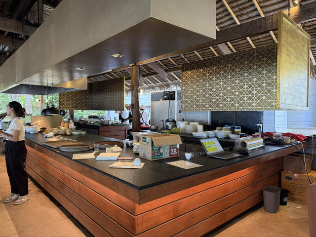 ร้านนั่งชิลล์ริมทะเล บนเกาะมะพร้าว 