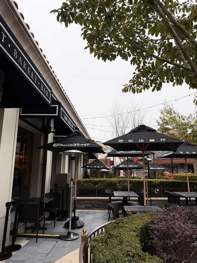The Cheesecake Factory 🍰🧀 – สายชีสเค้กต้องมา!
