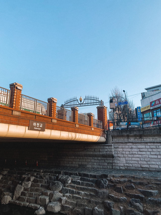 One find day at Cheonggyecheon Stream in Seoul 🇰🇷
