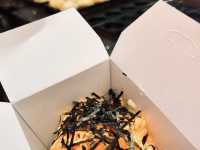 在首爾吃到拳頭大的章魚燒！一口根本塞不下，這才叫丸子界的巨無霸
