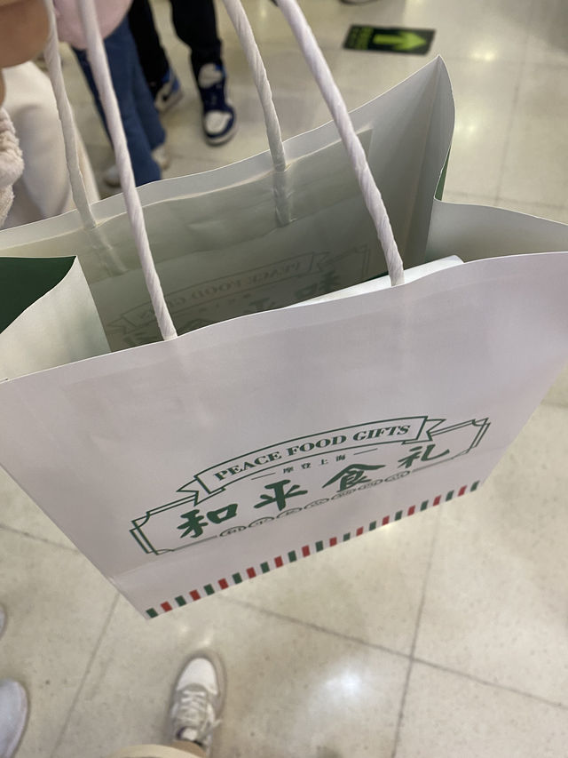 Local delicacies as souvenir in Shanghai 