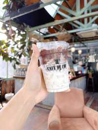 คาเฟ่ที่ปกคลุมไปด้วยต้นไม้ ที่บ้านบึง ชลบุรี