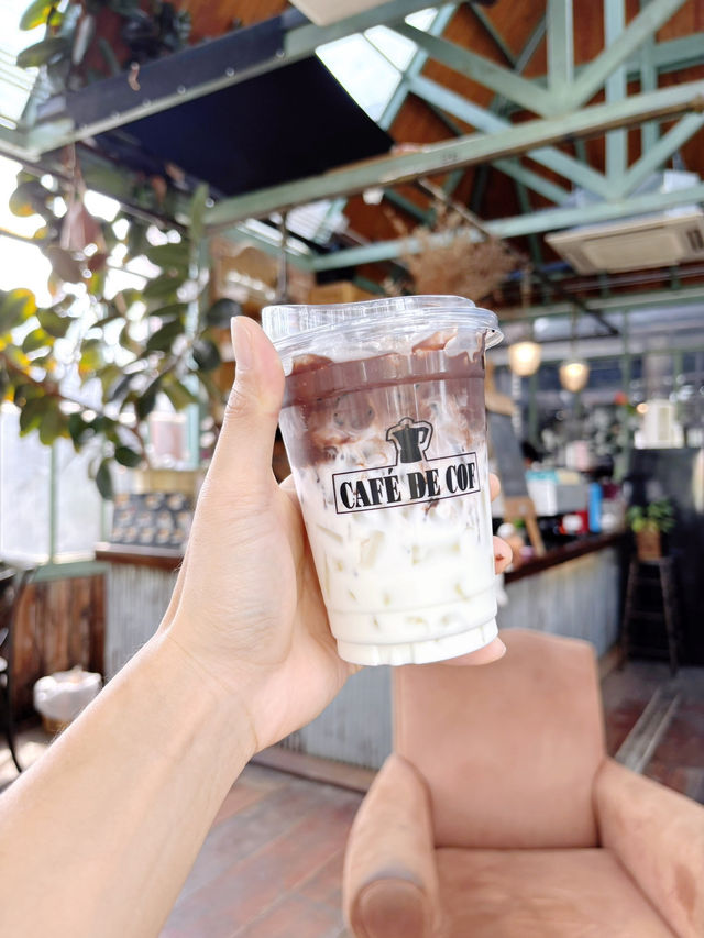 คาเฟ่ที่ปกคลุมไปด้วยต้นไม้ ที่บ้านบึง ชลบุรี