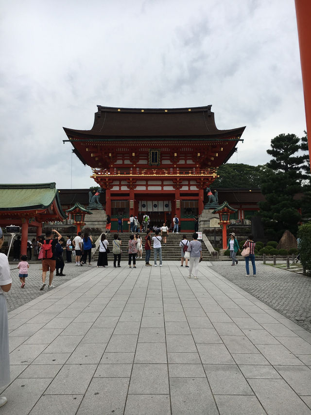 ⛩️ 伏見稻荷大社｜穿越千本鳥居的神秘與靈氣