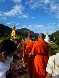 ตื่นเช้ารับบุญ ตักบาตรท่ามกลางสายหมอก