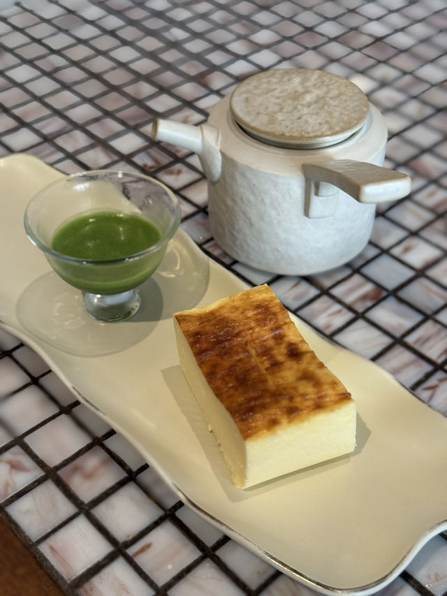 More style than substance at pricey cafe