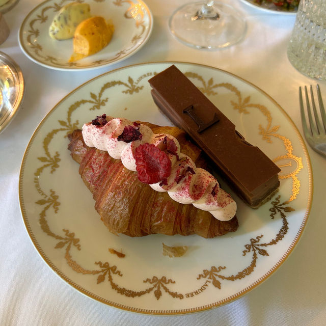 【フランス】 LADUREE シャンゼリゼ通り店 ブランチビュッフェ