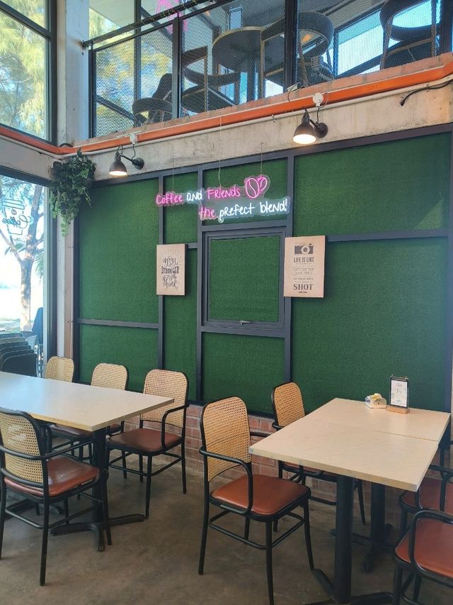 Sunshine & Sparkling Soda – A Café by the Sea