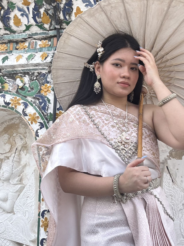 🌅✨ Magical Morning at Wat Arun in Traditional Thai Dress 🇹🇭