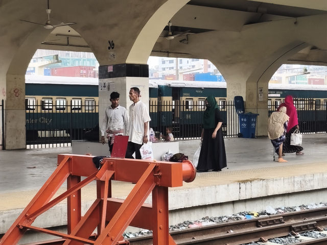 孟加拉｜5分鐘內成為全場焦點 意外在火車站收穫滿滿陌生人的笑容與問候 超真誠的火車站初體驗讓我徹底改觀孟加拉