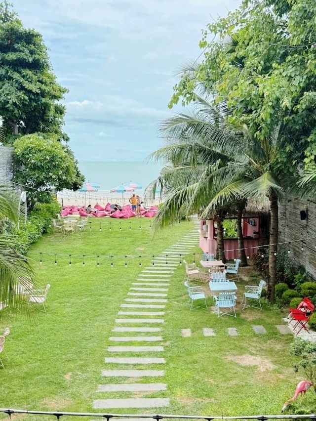 Top Seacret Beach Cafe เป็นคาเฟ่ริมทะเลสไตล์บาหลี