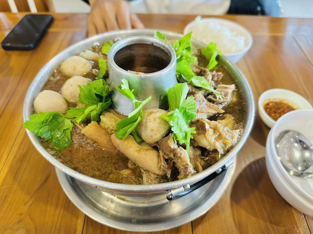 ร้านก๋วยเตี๋ยวเนื้อนายหมี ดีกรีเชฟกระทะเหล็ก
