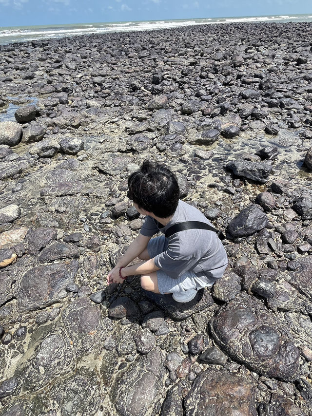 🖤🌊 Pantai Batu Hitam – Kuantan’s Underrated Black Rock Beach