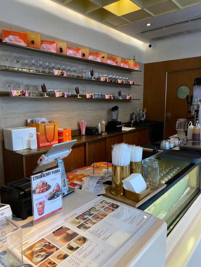 Holiday Pastry ร้านขนมและ All‑Day Café 