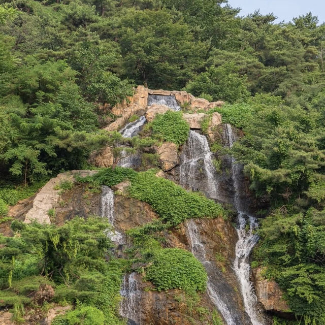 Hongjecheon Waterfall Plaza: Seoul’s Secret Urban Cascade – A Solo Traveler’s Refuge"** 🌊🏙️ 