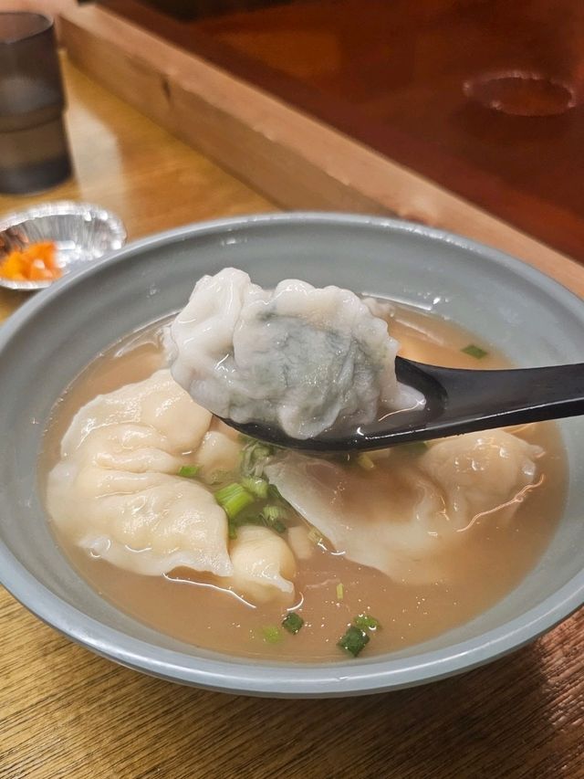 多款不同口味的大大隻餃子加靈魂辣菜脯，食過返尋味