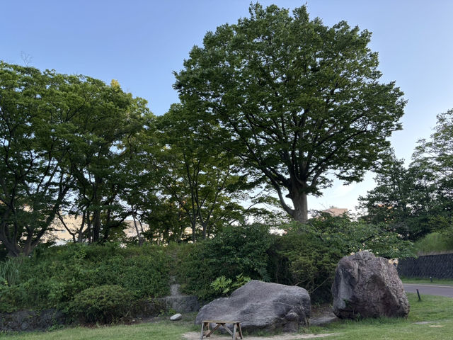 千秋公園-大手門の堀遊歩道與秋田市文化創造館 千秋公園-大手門の堀遊歩道與秋田市文化創造館