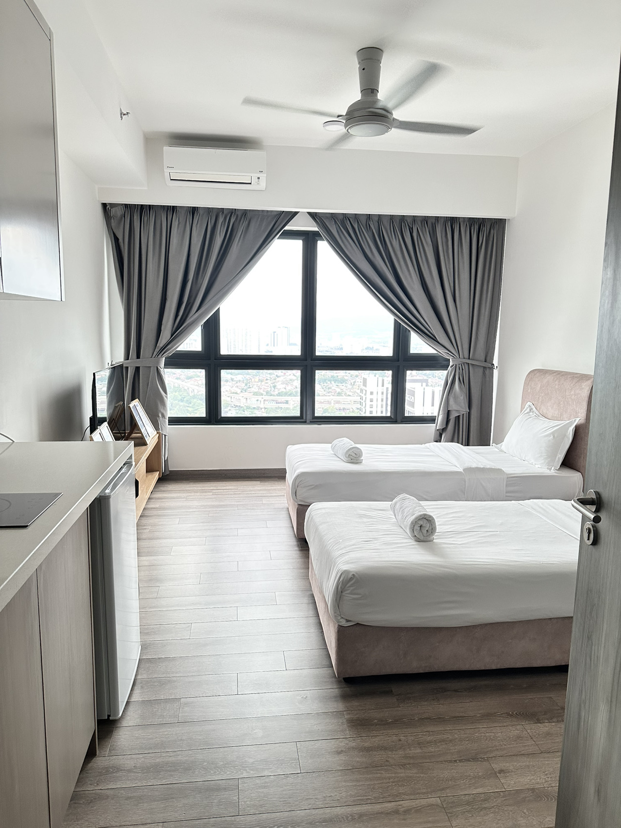 Pelarian singkat namun berkesan selama 2 hari 1 malam di KL ✨

Check-in di Agile Bukit Bintang, tempat yang nyaman hanya beberapa langkah dari TRX. Dari kamar saya, saya disambut dengan pemandangan indah Royal Selangor Golf Club, hamparan hijau yang jarang terlihat di tengah kota. Tapi momen yang benar-benar memukau? Di area lift, saya berhasil mengambil foto jernih Menara TRX dan Merdeka 118 yang menjulang tinggi; dua gedung pencakar langit ikonik KL yang berdiri megah di cakrawala.

Minggu pagi dimulai dengan catatan sehat!! Saya bergabung dalam KL Car Free Day untuk berjalan santai sejauh 5 km. Kota terasa berbeda tanpa lalu lintas; jalanan dipenuhi orang-orang yang jogging, bersepeda, bermain skate, dan sekadar menikmati jalanan yang terbuka. Angin pagi yang sejuk dan semangat peserta yang ceria membuatnya menjadi awal hari yang sempurna. 🚶‍♀️💨

Setelah membakar kalori, saatnya memberi hadiah pada diri sendiri. Kami menuju The Exchange TRX untuk makan siang... dikelilingi interior yang chic dan pilihan makanan yang tak ada habisnya. Setelah makan siang, saya melakukan apa yang paling saya sukai…belanja! 🛍️ Dan ya, akhirnya saya mendapatkan sepatu favorit saya... benar-benar sepadan dengan pencariannya!

Sebelum pulang, saya menemukan bahwa TRX juga memiliki taman terbuka yang belum sempat saya jelajahi kali ini. Sekarang resmi masuk dalam daftar kunjungan berikutnya... sempurna untuk jalan-jalan sore, berfoto, atau sekadar bersantai sambil mengagumi lampu kota.

Perjalanan singkat, tapi penuh dengan kebahagiaan kecil... pemandangan kota, aktivitas sehat, makanan enak, dan kemenangan belanja kecil. KL, kamu tak pernah gagal memikatku. 💛