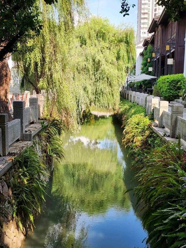 “Whispers of Water — The Charming Canals of Fuzhou”