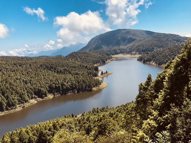 薄霧中的藍寶石——翠峰湖與望洋山漫步記