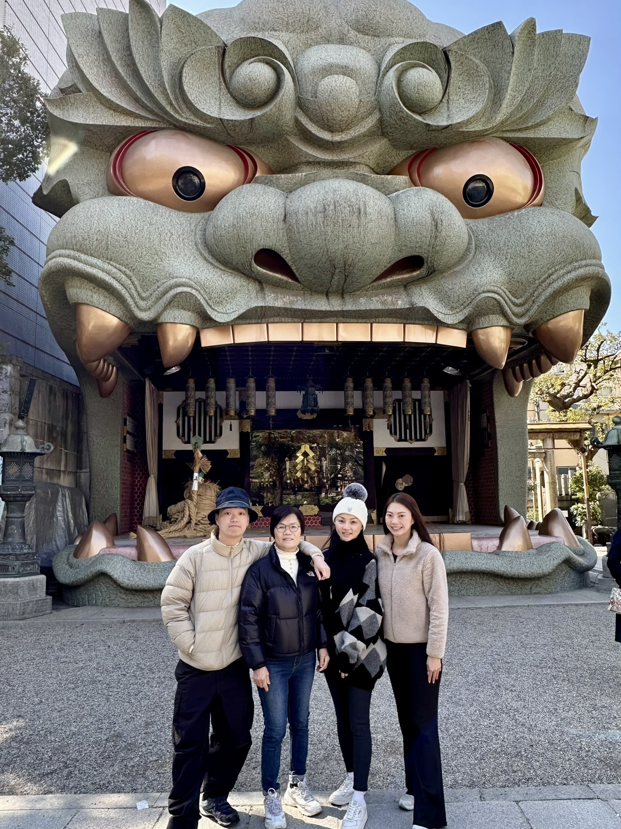 🗺️目的地介紹  
大阪，絕對係日本旅遊界的C位選手！無論你係美食控、shopping迷，定係文青探險家，大阪都絕對唔會令你失望。9日深度遊，玩盡地道景點同必食美食，分分鐘變身大阪通！🎉

📍行程安排  
由Day 1玩到Day 9，直落爆玩唔喊停！每一天都幫你安排晒路線、交通、景點、美食同住宿，慳水慳力又唔怕漏咗咩重點！

👉Day 1:
🧭 行程路線：第一次踩入大阪，緊係要由市中心開始，感受城市嘅活力！

✈️ 交通：搭地鐵超方便，機場直達市區，快到嚟唔使等車發呆。

🏖️ 必玩景點：心齋橋、道頓堀，兩個大阪最出名shopping &美食熱點，打卡夠哂！

🥘 美食：章魚燒、大阪燒店，熱辣辣、sooo good！😋

🏠 住宿：推薦花築·大阪堺筋本町酒店（心齋橋店），地址：大阪府大阪市中央區北久寶寺町2-3-7，近地鐵站，交通easy。


👉Day 2:
🧭 行程路線：今日玩轉大阪城，感受歷史魅力！

✈️ 交通：地鐵直達大阪城公園，朝早過去最chill。

🏖️ 必玩景點：大阪城、天守閣，日本古早風情一take過。

🥘 美食：附近有超好食烏冬店，朝早一碗先至夠power呀！

🏠 住宿：花築·大阪堺筋本町酒店（心齋橋店），舒服好住又靚！


👉Day 3:
🧭 行程路線：日本橋、黑門市場，食貨天堂！

✈️ 交通：地鐵日本橋站，行出去就係黑門市場，超方便。

🏖️ 必玩景點：黑門市場、電器街，買到停唔到手。

🥘 美食：必試壽司、燒牛扒，又平又抵食！

🏠 住宿：花築·大阪堺筋本町酒店（心齋橋店）


👉Day 4-8:
每日都係不同主題路線：有環球影城🌏、梅田摩天大廈俯瞰大阪夜景🌃、通天閣地道小店、SPA泡湯、百貨公司血拼、河內溫泉小旅行！每晚返嚟花築·大阪堺筋本町酒店（心齋橋店）chill一chill，收復精力準備下日爆玩。  

🏠 住宿基本不變，酒店地址：大阪府大阪市中央區北久寶寺町2-3-7


👉Day 9:
🧭 行程路線：收尾一日，可以去大阪天滿宮許願，又或者喺附近小街搵啲隱世下午茶小店，享受slow life。

✈️ 交通：地鐵天滿宮站，輕輕鬆鬆遊大阪。

🏖️ 必玩景點：大阪天滿宮+大川河畔，打卡最靚櫻花spot！

🥘 美食：日式甜品同Café每一間都想試，回味無窮。

🏠 住宿：提早收拾行李，準備返程啦～


💡小貼士：  
大阪大部份景點都話咁快就到，記得買一張交通卡，一卡在手暢遊全城；酒店位置勁方便，去邊度都快狠準；黑門市場嘅生魚片要早啲去買，最fresh！記住每日相機充好電，大阪真係好多靚景唔影唔得！📸  

大阪行程咁豐富，9日玩到盡，無論係shopping定食嘢都一定滿足！快啲Mark低呢個清單，下次飛大阪就照住玩啦！✈️✨