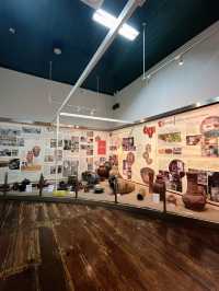 Di depan bangunan megah, seni berbicara lewat keramik, guci,