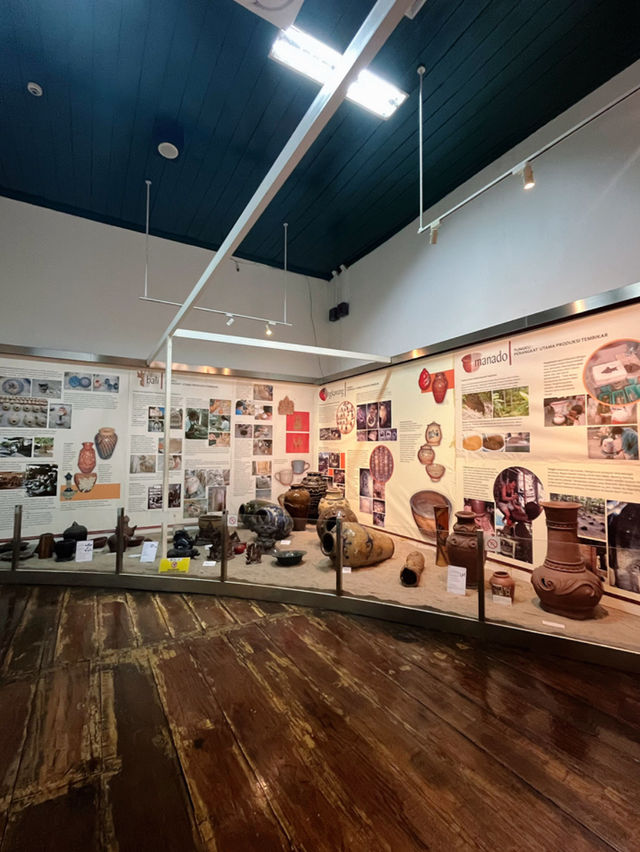 Di depan bangunan megah, seni berbicara lewat keramik, guci, Di depan bangunan megah, seni berbicara lewat keramik, guci,