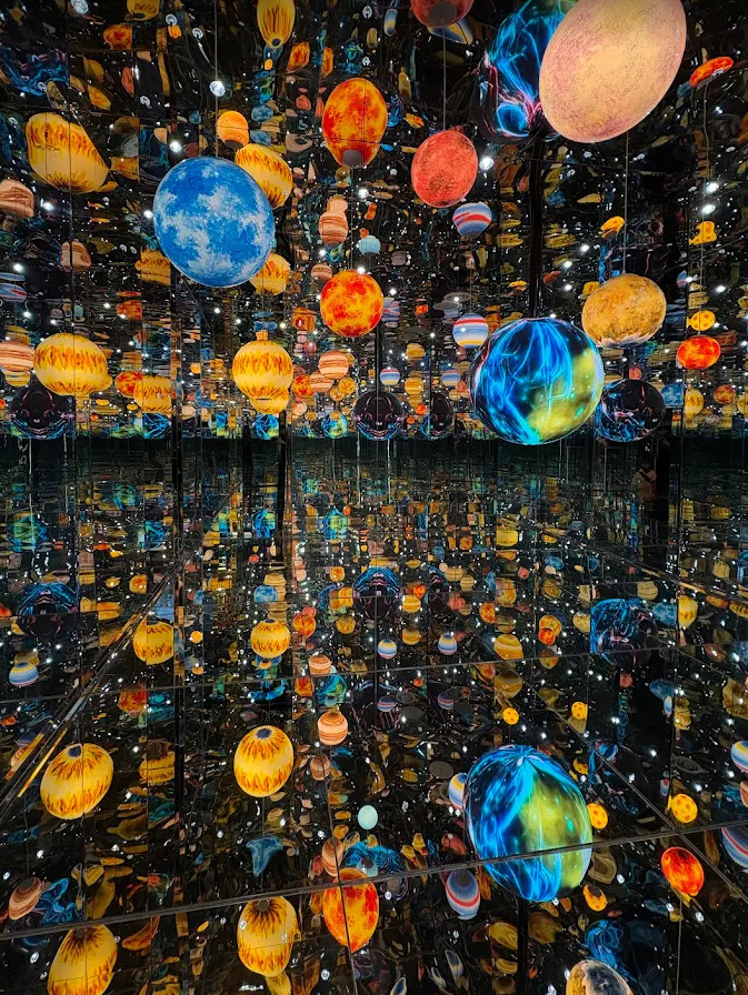 Jika Anda ingin melampaui hal-hal biasa dan terjun ke dunia di mana seni digital bertemu dengan ilusi ruang, Space & Time Cube di Kuala Lumpur adalah destinasi yang wajib dikunjungi yang mendefinisikan ulang hiburan interaktif. Diluncurkan pada 31 Mei 2025, pengalaman imersif ini menghadirkan pusat 3D tanpa kacamata pertama di Malaysia, yang berarti Anda tidak memerlukan kacamata atau headset untuk dibawa ke dimensi lain dari cahaya dan ruang.

Terletak di Lantai 3 Isetan The Japan Store di Lot 10, Bukit Bintang, Space & Time Cube dengan cepat menjadi sensasi viral dan tempat favorit bagi penduduk lokal maupun wisatawan. Tempat ini terinspirasi dari pameran serupa yang telah memikat penonton di seluruh China, Thailand, dan Filipina, menawarkan perpaduan seni, teknologi, dan cerita yang berbeda dari galeri konvensional.

Di dalamnya, Anda akan menemukan 27 zona bertema yang bermain dengan konsep ruang dan waktu melalui visual yang memukau, interaksi sensor gerak, dan lanskap suara futuristik. Sorotan termasuk Wandering Planets, di mana bola LED cermin tampak melayang di kekosongan tak terbatas, dan Crystal Matrix, sebuah dunia reflektif dari strip LED yang membuat Anda merasa seperti berada di dalam galaksi.

Space & Time Tunnel, yang dilapisi dengan layar definisi tinggi, membawa Anda melalui pemandangan surealis langit, laut, dan medan kosmik — semuanya tanpa gadget atau layar.

Yang membedakan pengalaman ini adalah bagaimana ia mengaburkan batas antara penonton dan seni. Instalasi ini menggunakan lingkungan holografik 720°, augmented reality (AR), dan pencahayaan imersif untuk melibatkan semua indra, mengundang Anda untuk bergerak, menjelajah, dan bahkan berinteraksi dengan ruang di sekitar Anda.

Apakah Anda sedang mencari foto sosial yang sempurna, berbagi tawa dengan teman, atau sekadar menikmati suasana surealis, Space & Time Cube mengubah perjalanan sederhana menjadi perjalanan yang menantang persepsi Anda tentang realitas itu sendiri.