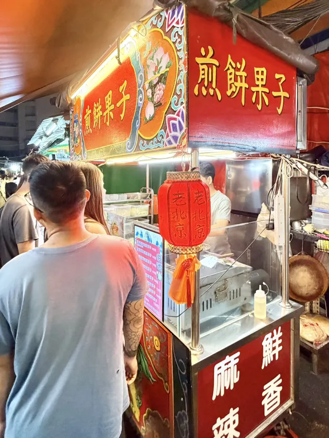 瑞豐夜市入夜後的走道人潮與攤位燈光